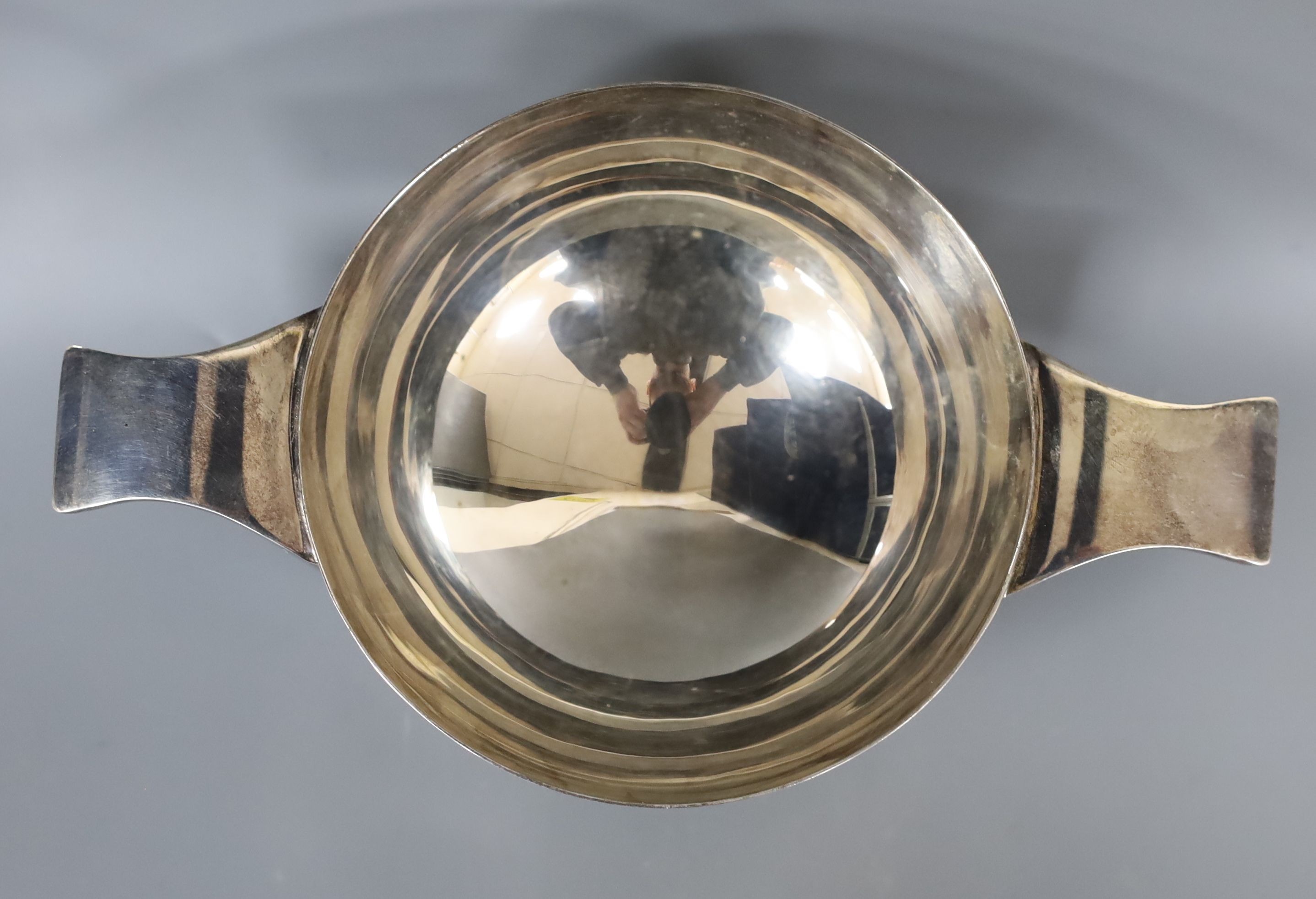 A cased modern silver quaich, by J.B. Chatterley & Sons Ltd, Birmingham, 1992, 20.6cm over handles, in fitted Gallagher box, 9oz.